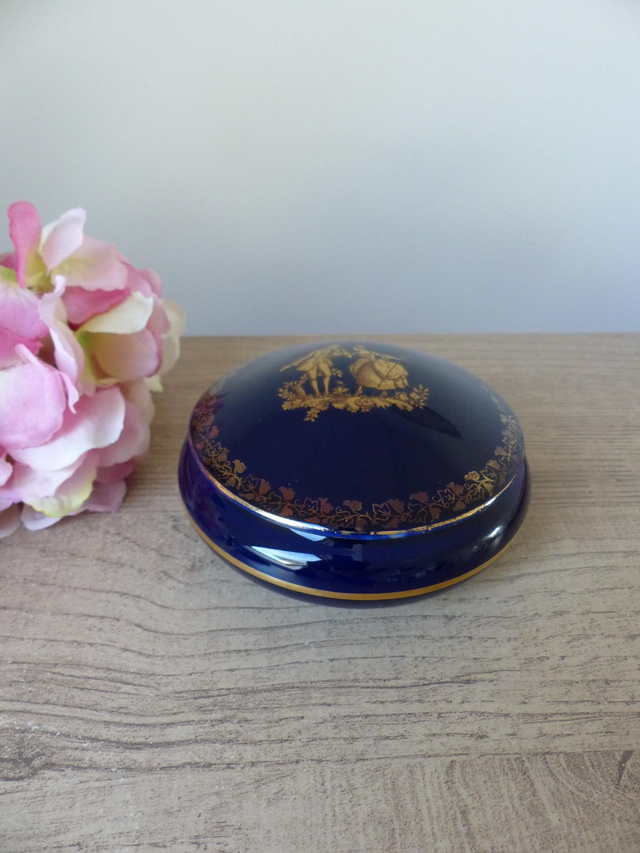 Boîte à bijoux ancienne en porcelaine Limoges – Bleu de four, décor galant doré – Vintage romantique, raffiné, France, déco shabby chic