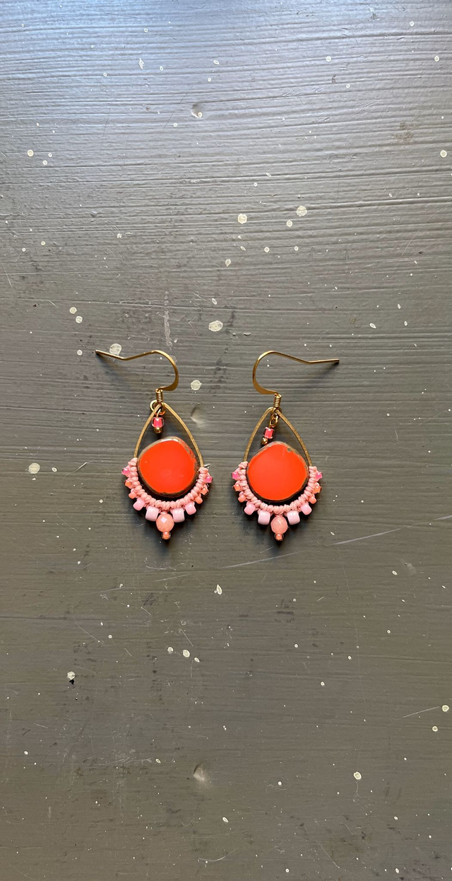 Boucles d&#039;oreille en macramé rouges et roses