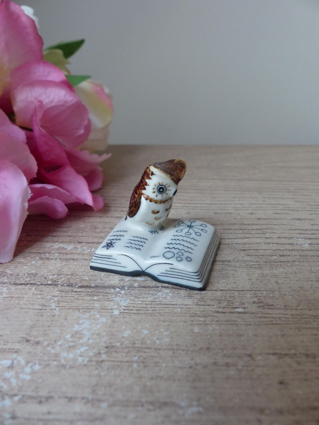 Miniature figurine porcelaine Hibou savant sur livre, Fève Hibou intelligent, connaissance, cadeau étudiant, professeur, rentrée des classes