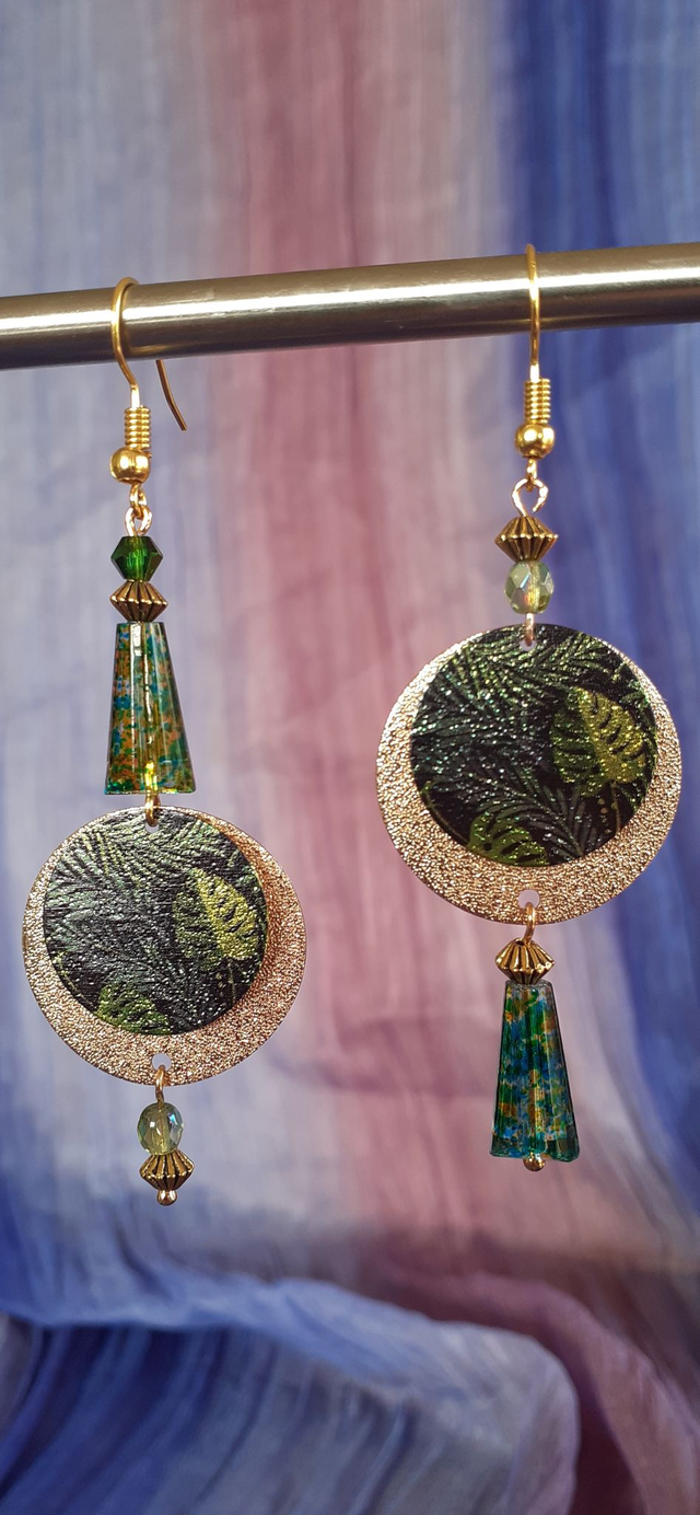 Ficus Boucles d'oreilles asymétriques, métal, et perles de verre, ton vert