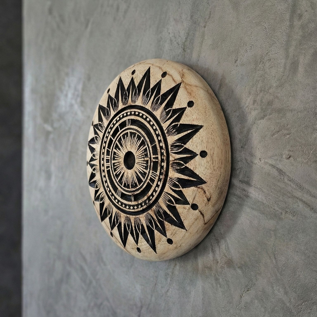 ​Applique Murale Décorative en Chêne – "Soleil du Ventoux"