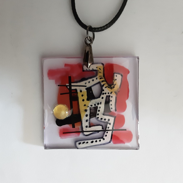 Pendentif grand carré collection Ethnique-fond translucide et décor blanc et noir et rouge rosé-cabochon jaune