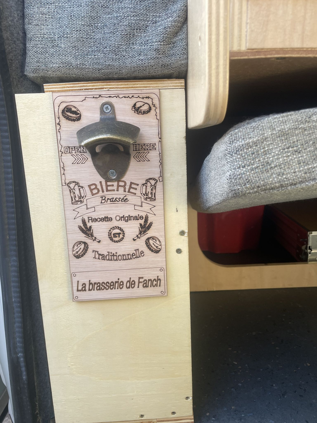 Décapsuleur mural personnalisé 