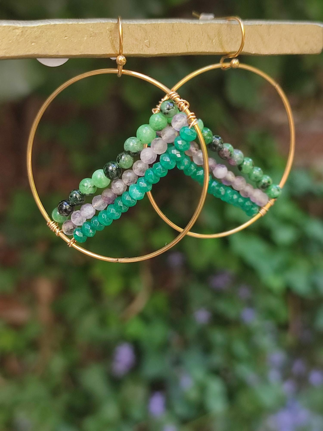 Boucles d&#039;oreilles cercle en perles naturelles ( rubizoisite, agate verte et améthyste) fait main en pièce unique -sans nickel fermoirs en acier inoxydable doré 