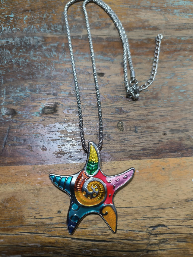 COLLIER ET PENDENTIF ÉMAILLÉ 