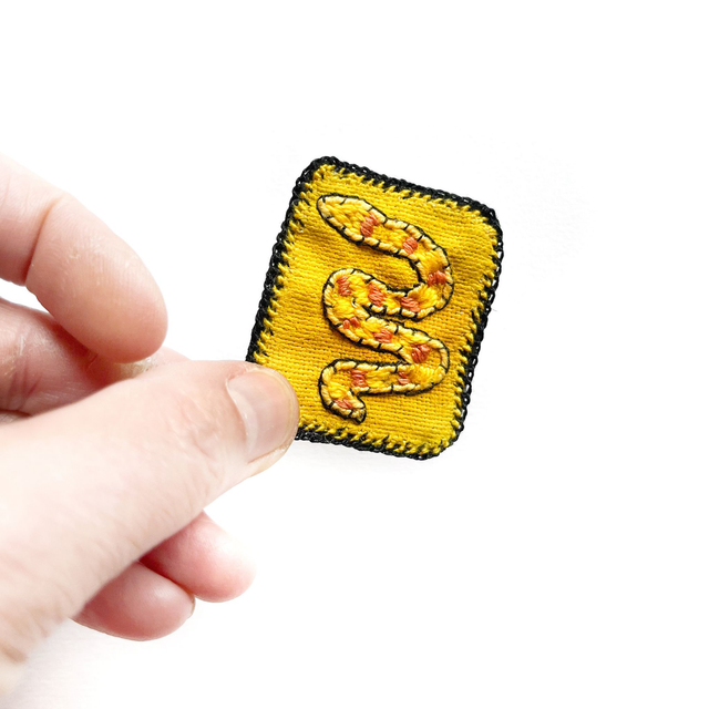 Broches peintes et brodées main (à choisir dans la liste)