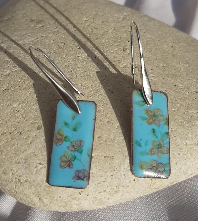 Boucles d&#039;oreilles Petites rectangulaires bleues ciel &quot;Fleurs&quot;