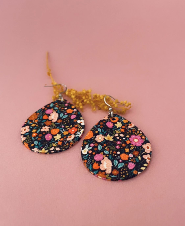 Boucles d'oreilles carton et tissu forme grandes gouttes, collection "1001 fleurs" - fond noir et motifs fleuris multicolores