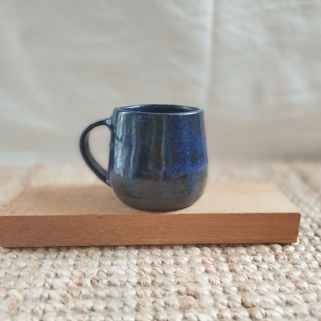 Tasse ronde avec anse, argile noir, émail bleu