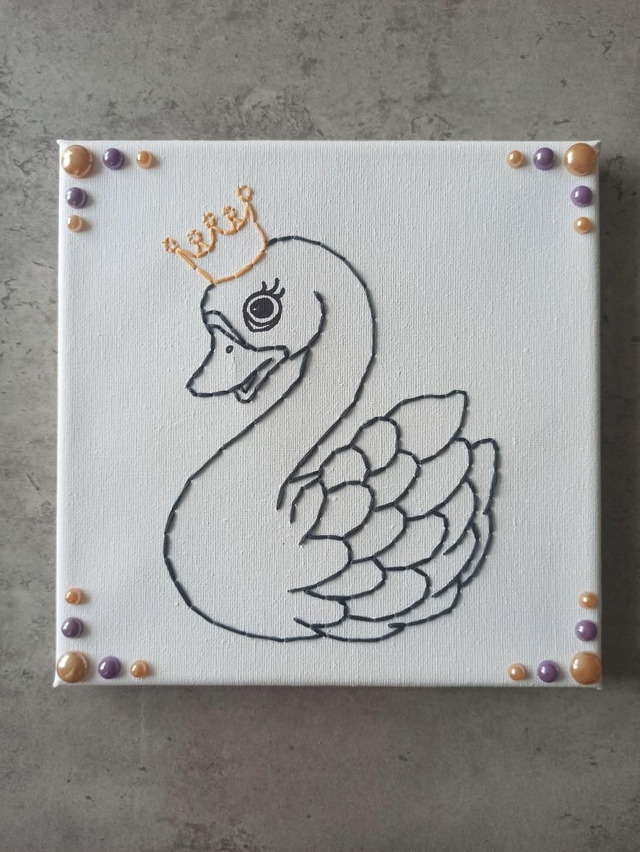 Toile brodée cygne avec couronne