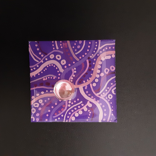 Broche grand carré collection petit point-fond violet et vagues camaïeu de mauve-cabochon rose