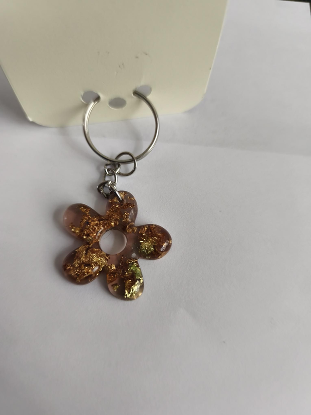 Porte-clé fleur marron feuilles d'or 