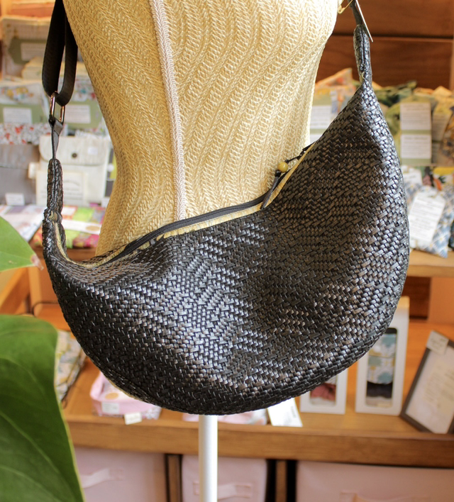 Grand sac demi lune simili cuir tressé noir / Le petit atelier de Maya