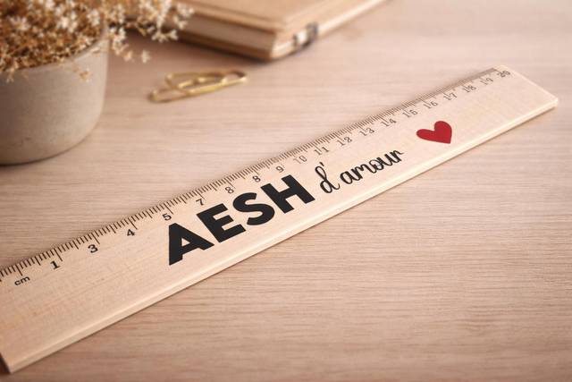 Règle en bois personnalisée 20 cm “AESH d’amour” – cadeau aide scolaire
