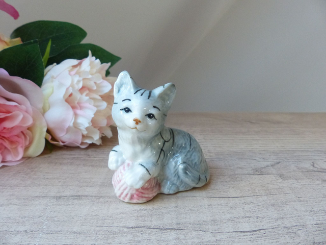Figurine mignon chat en céramique jouant avec une pelote de laine Collection bébés animaux chaton espiègle décoration chambre enfant Vintage