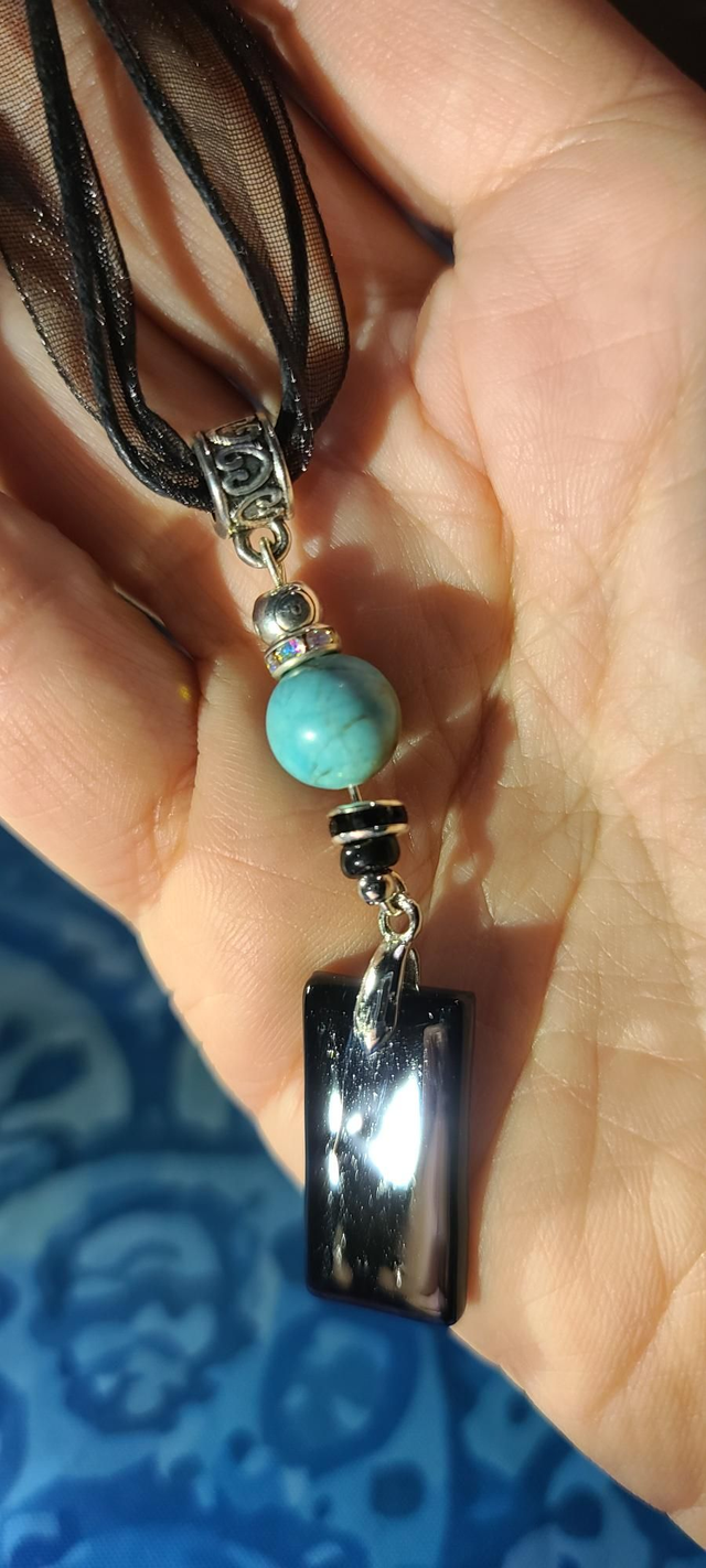 Pendentif en verre noir et chaîne en coton noir. Numéro 6