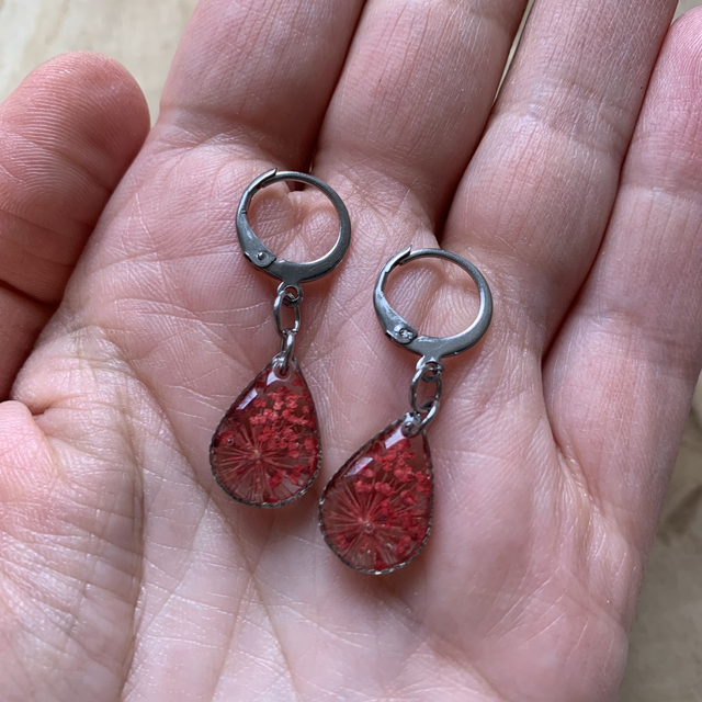 Rouges : boucles d'oreilles dormeuses (argentées)