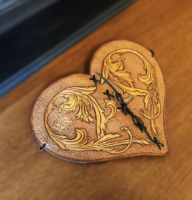 Carnet coeur en cuir repoussé, style baroque