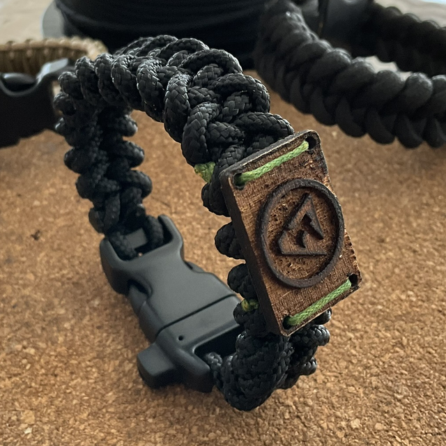 Bracelet Piranha avec plaquette bois  « ACOUPA »