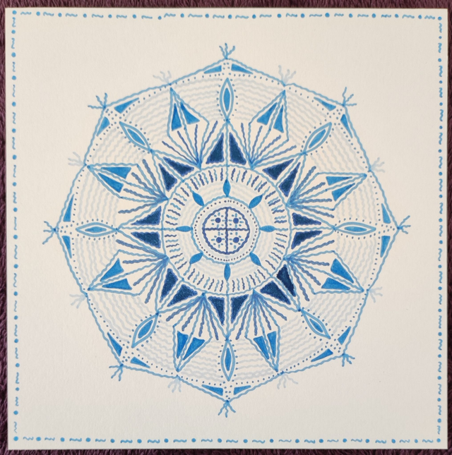 Mandala 20 cm bleu sur fond blanc 