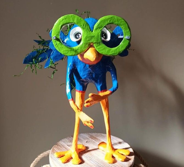 OISEAU BLEU AVEC LUNETTE, papier mâché, fait main, décoration d'intérieur ou cadeau unique, 52 cm de haut