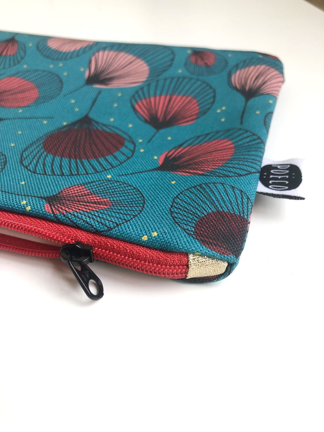 Trousse plate - PLUMES rouges fond vert clair