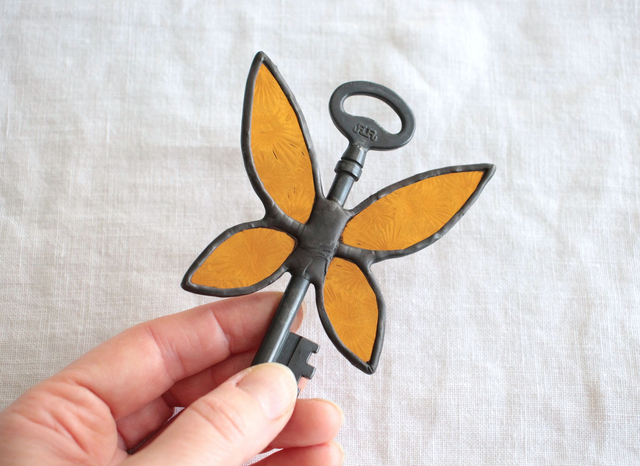 🗝️ Clé volante féerique "Viviane" en vitrail