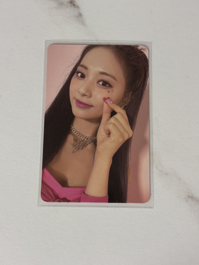 PC OFFICIEL DE TZUYU DE TWICE