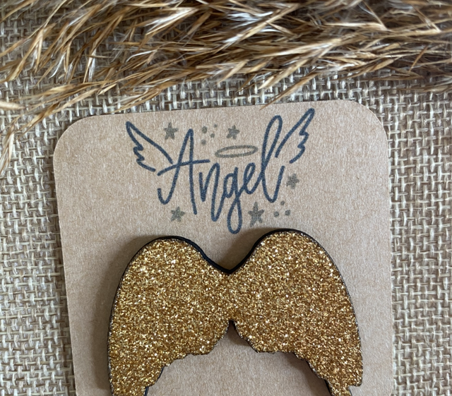 Badge ou pin's en bois vinyle doré - Modèle ailes d'ange