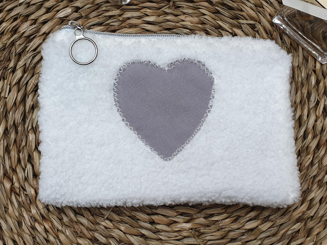 Pochette en bouclette écrue  avec cœur  veronpiotcreation 