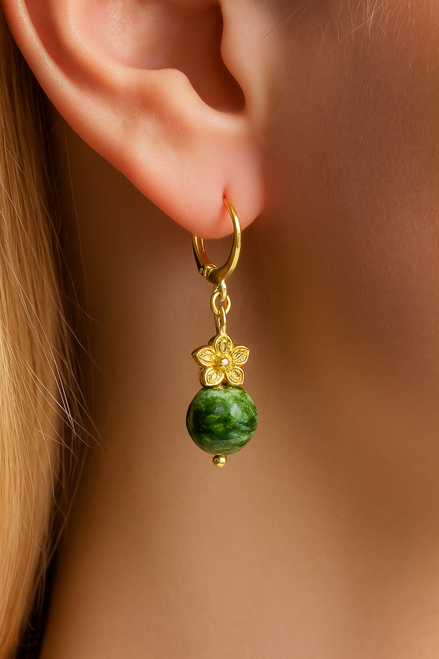 Orecchini in granato verde, chiusura argento 925 placcato oro e fiorellino in argento placcato oro 24k.