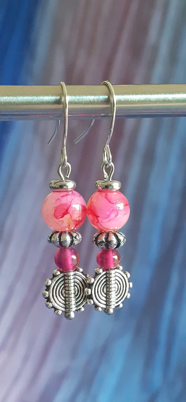 Ménulis Boucles d'oreilles pendantes argentées, Rose vif