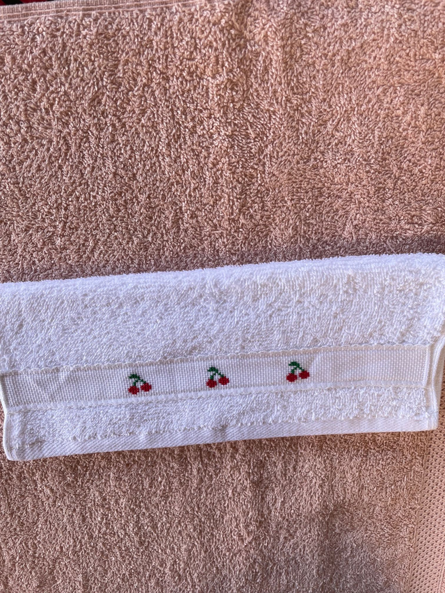 Serviette invités "Cerises" brodée à la main  