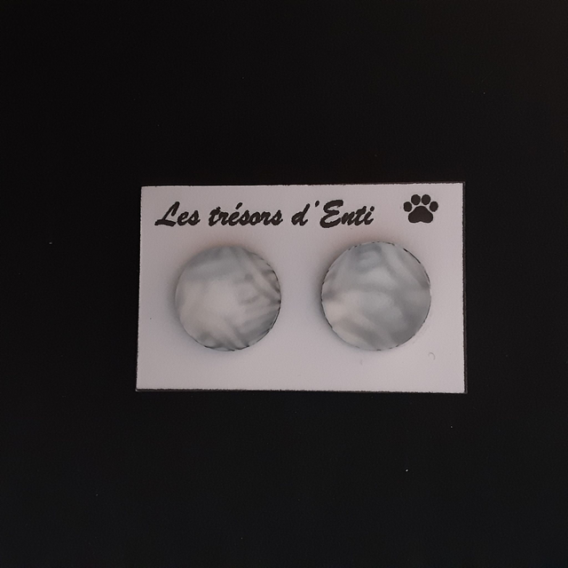 Boucle d’oreille  clou opalescent motif noir et blanc