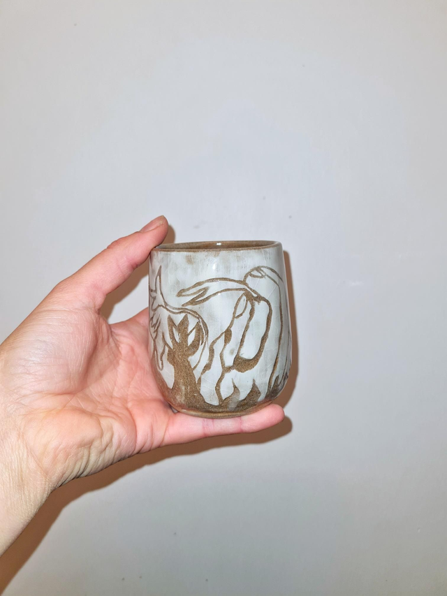 Tasse à café offrir et cueillir des fleurs