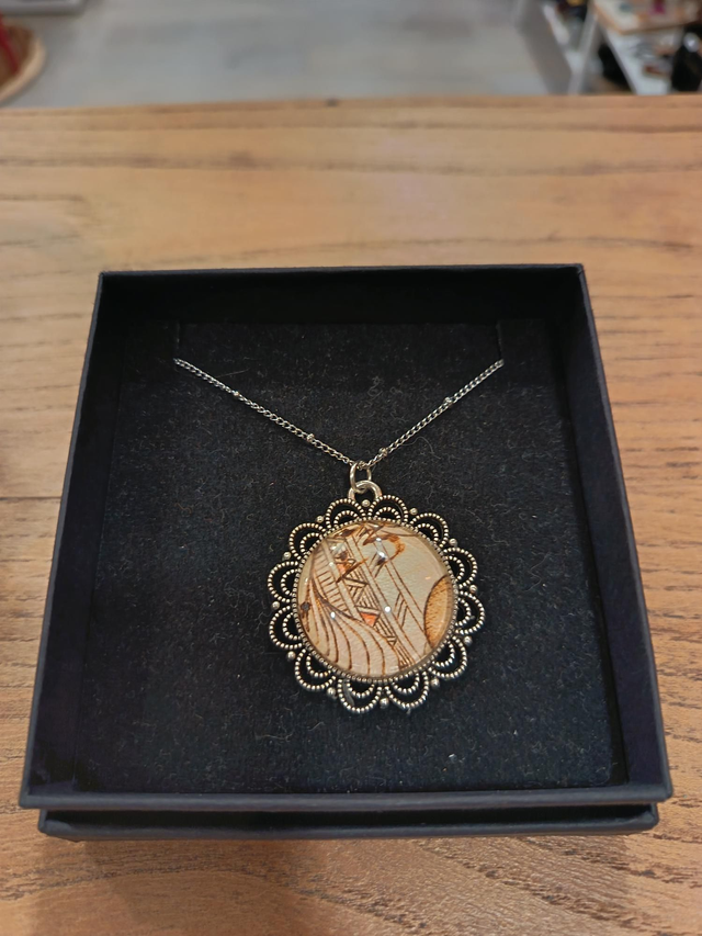 Collier fleur pyrogravé