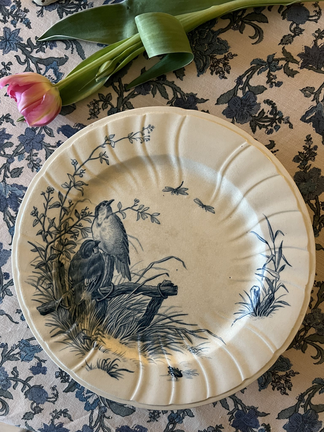 PLAT AUX OISEAUX 1 - Plat piédouche (ou présentoir) aux Oiseaux par la manufacture française de Gien - Terre de Fer
