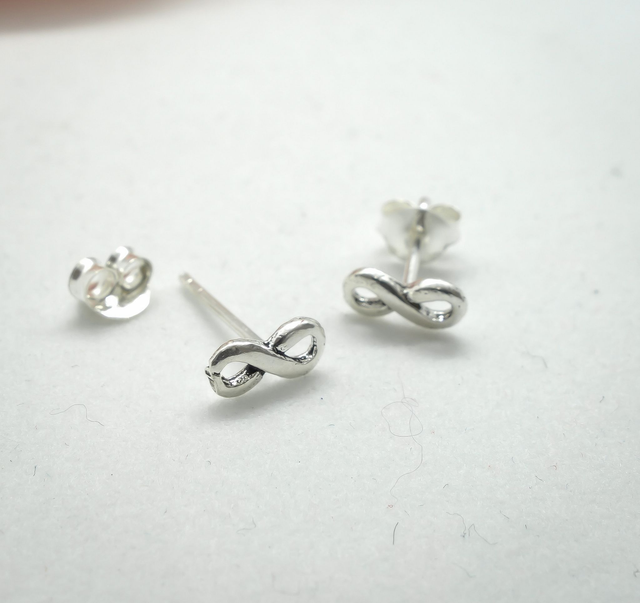 Pendientes de presión de infinito en plata 925.