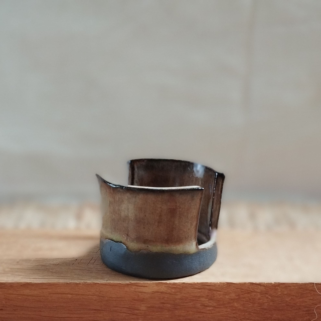 Porte-éponge, argile noir, émail jaune