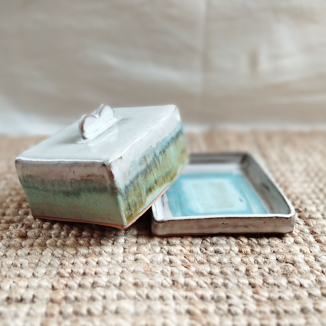 Beurrier, argile rouge, émail blanc, turquoise et vert