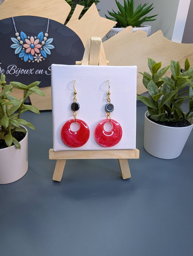Boucles d'oreilles ronde en résine UV rose et hématite. 