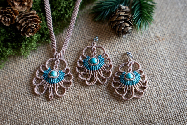 Parure de bijoux en micro-macramé marron et bleu et perles Turquoise