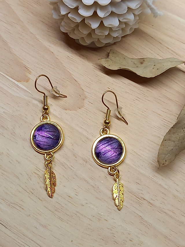 Boucles d&#039;oreilles Composition cabochon violet - breloque plume dorée