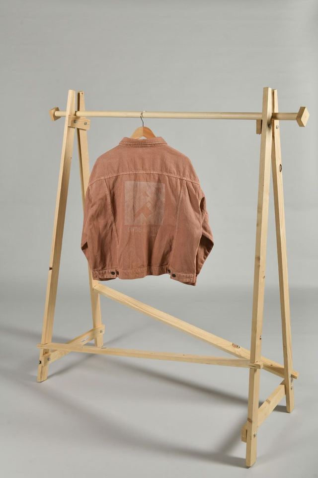 Veste rose de seconde main tamponnée - tampon montagne tente