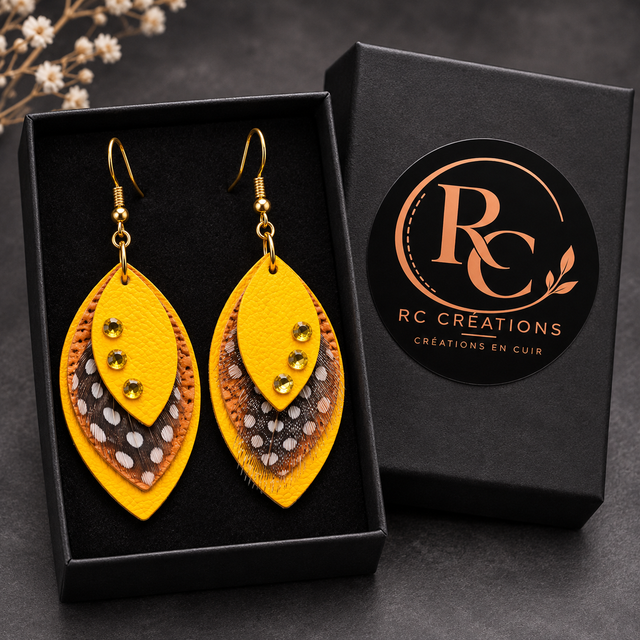 Éclat d’Ambre – Boucles d’oreilles asymétriques en cuir véritable jaune et brun, plumes et strass dorés