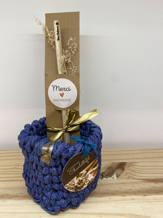 Pot à crayons au crochet avec son crayon de papier