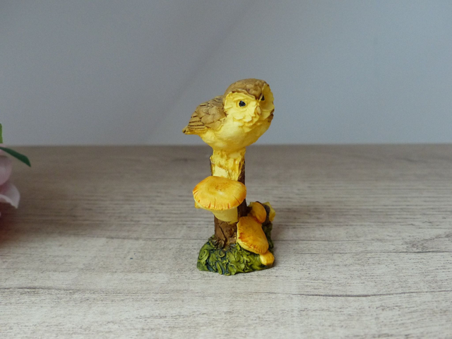 Artefice Ottanta Italie Vintage chouette miniature sur branche, sculpture chouette et champignons en céramique, collection peint à la main