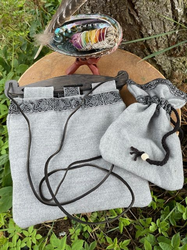 Sac d'inspiration viking avec pochette assortie