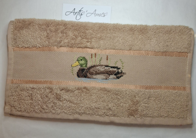 Essuie main brodé marron clair Canard