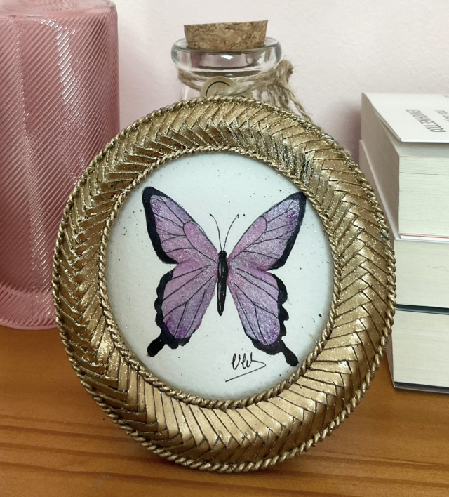 Papillon parme irisé dans son cadre miniature doré